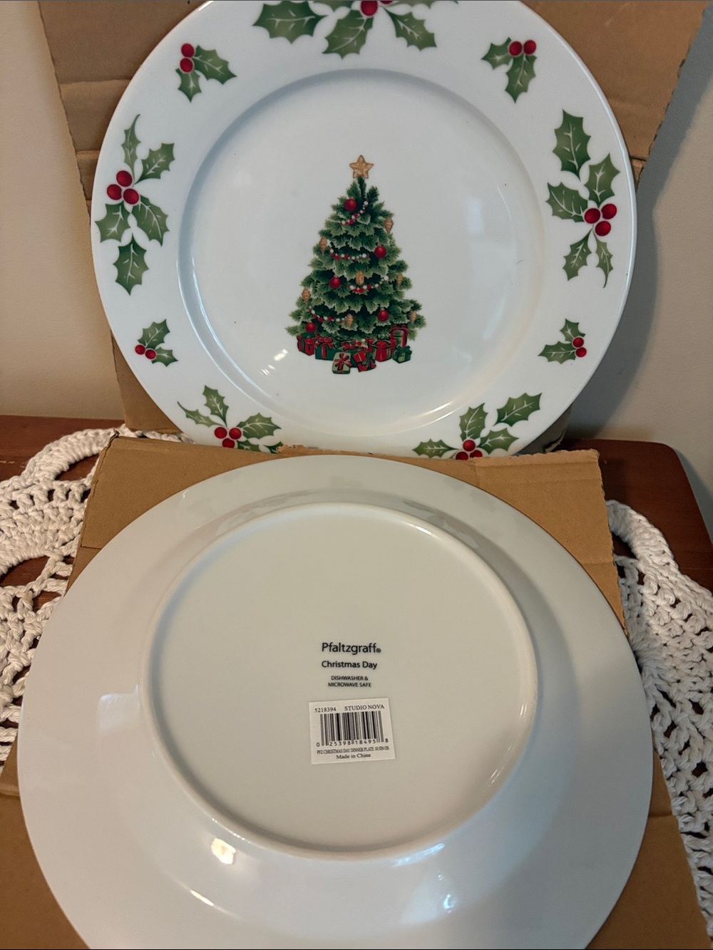 Pfaltzgraff Set of 4 Holida Christmas Tree Dinner Plate in Green & Red NEW